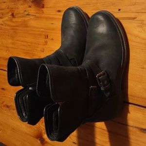 UGG black side zip moto style sz 7.5 simmen